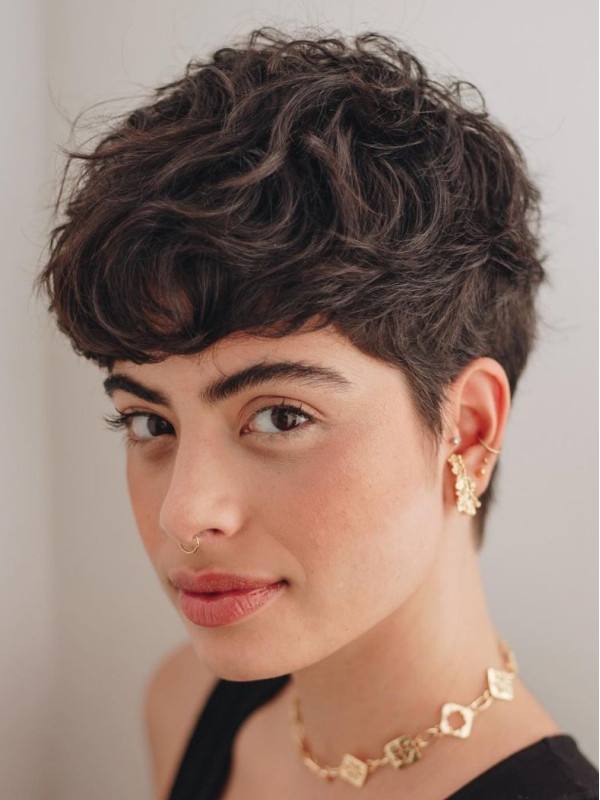 Perruques Courtes Bouclées En Cheveux Humains Remy Coupes Garçonnes Brunes 6"